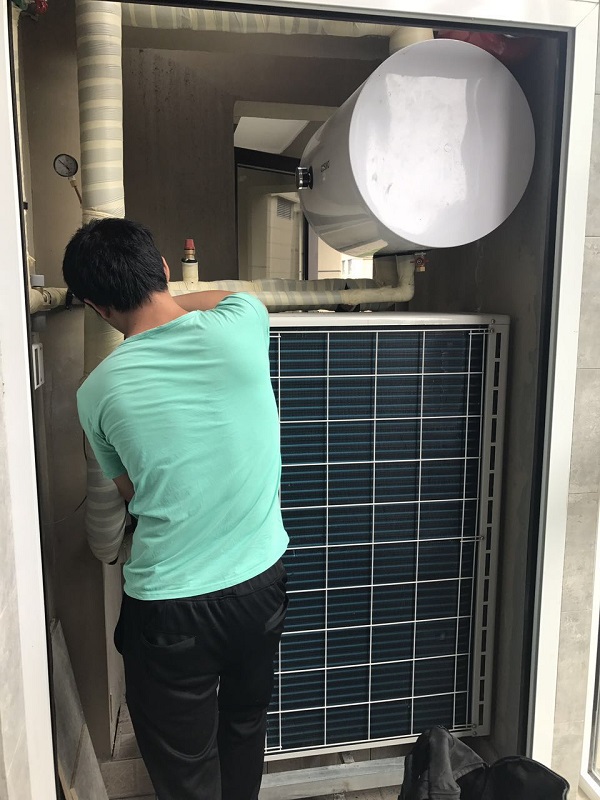特灵厂家技术人员现场调试中央空调主机