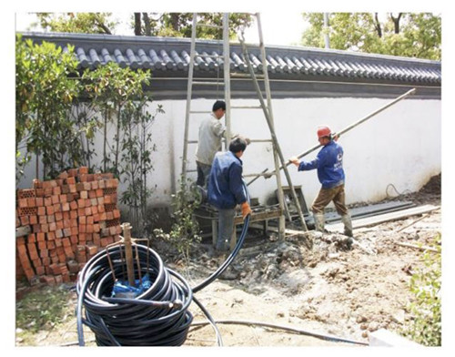 地源热泵地埋管钻孔施工现场