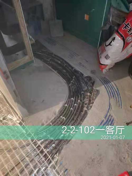 融信沐澜叠排地暖回路施工