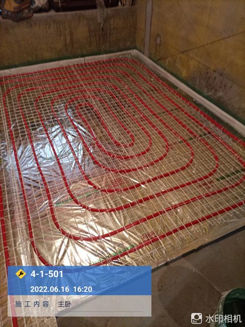 东裕华庭地暖分区管路施工